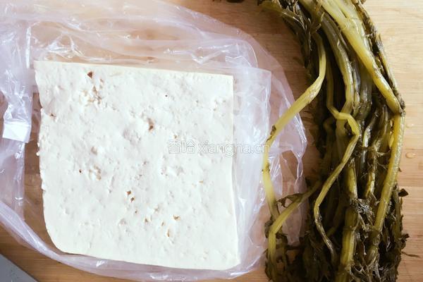 东北雪里蕻炖豆腐的做法图解1