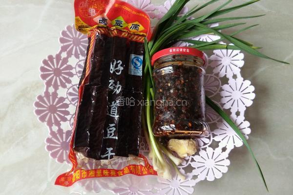 干煸卤豆腐的做法图解1