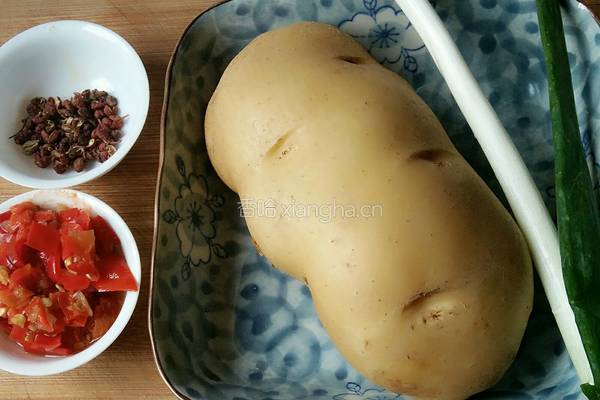 剁椒土豆片的做法图解1