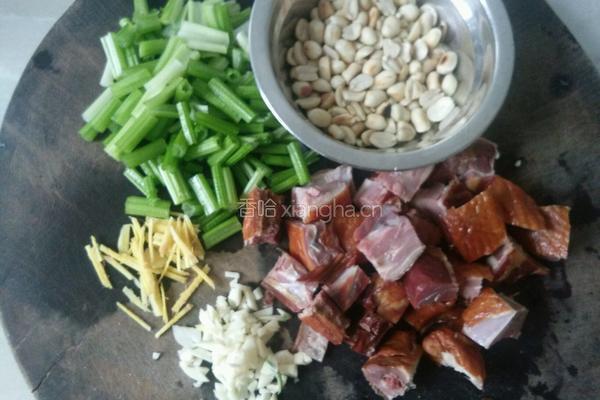 花生芹菜炒腊鸭的做法图解4