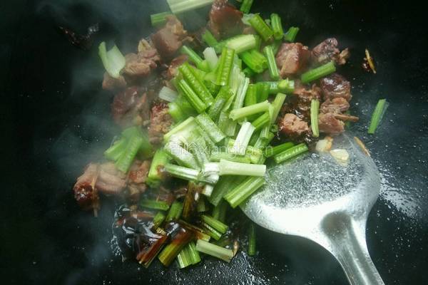 花生芹菜炒腊鸭的做法图解10