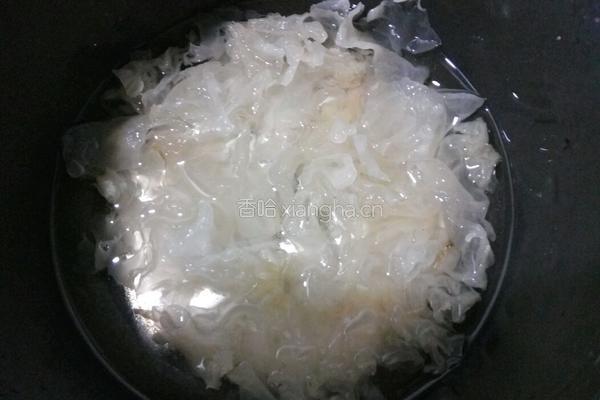 银耳雪梨汤的做法图解2