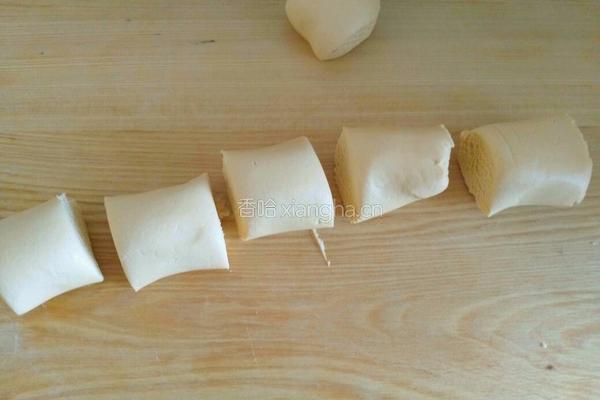 南瓜椰蓉豆沙饼的做法图解6