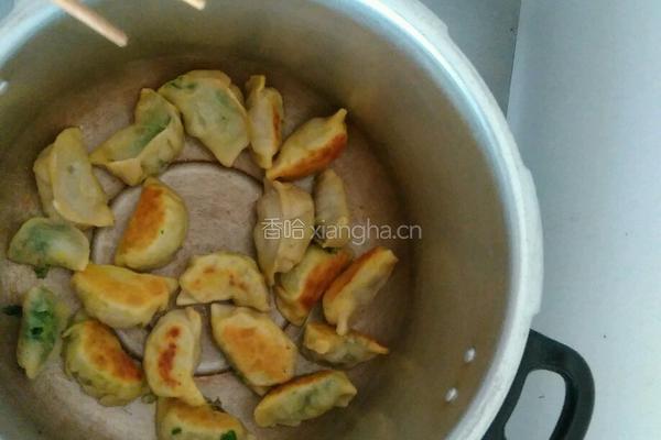 牛肉芹菜煎饺的做法图解8