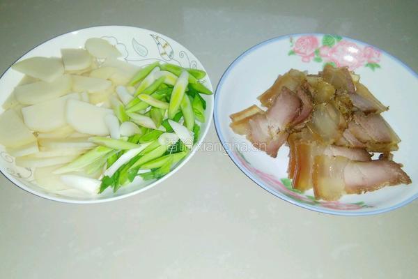 米豆腐炒腊肉的做法图解1