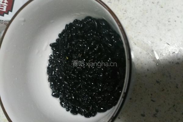黑豆浆的做法图解1