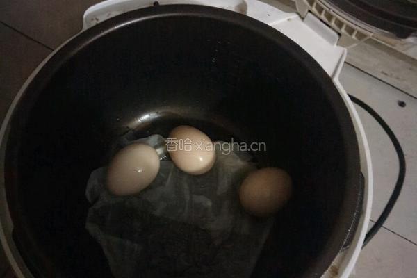 电饭煲鸡蛋的做法图解1
