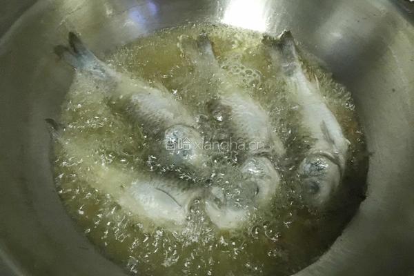 酥鲫鱼的做法图解3