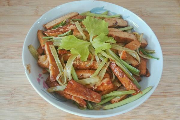 芹菜炒香干的做法图解1