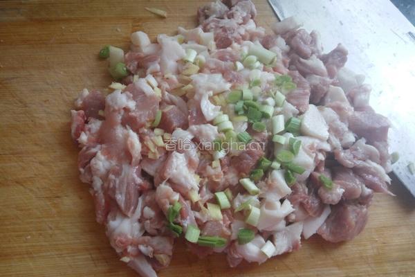 韭菜猪肉饺子馅的做法图解2