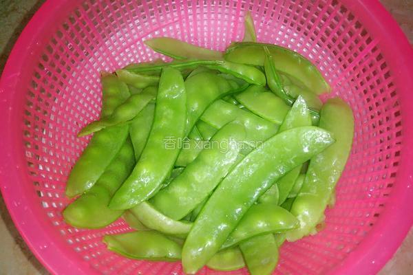 荷兰豆炒腊肠的做法图解2