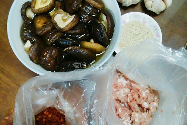 肉丝蘑菇辣椒酱的做法图解1