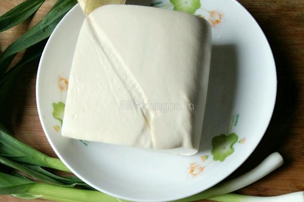 青蒜炒豆腐的做法图解1