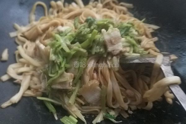 芹菜葱花瘦肉炒河粉的做法图解3