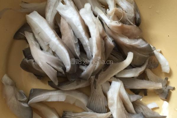 黄心菜炒蘑菇的做法图解3