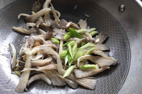 黄心菜炒蘑菇的做法图解5