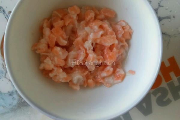 宝宝辅食三文鱼粥的做法图解1