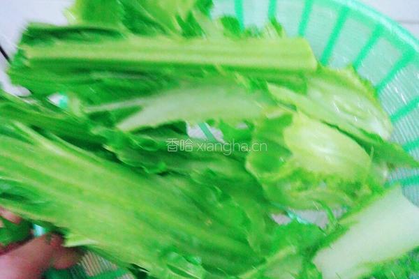 腊肉炒青菜杆的做法图解1