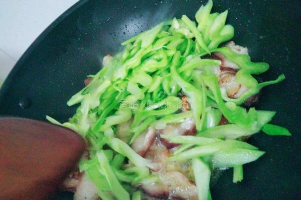 腊肉炒青菜杆的做法图解7