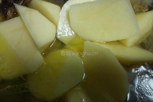 小鸡炖蘑菇土豆的做法图解2