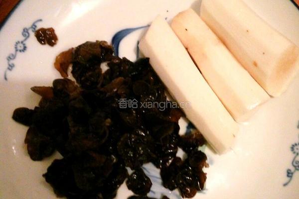 木耳青椒烧山药的做法图解1