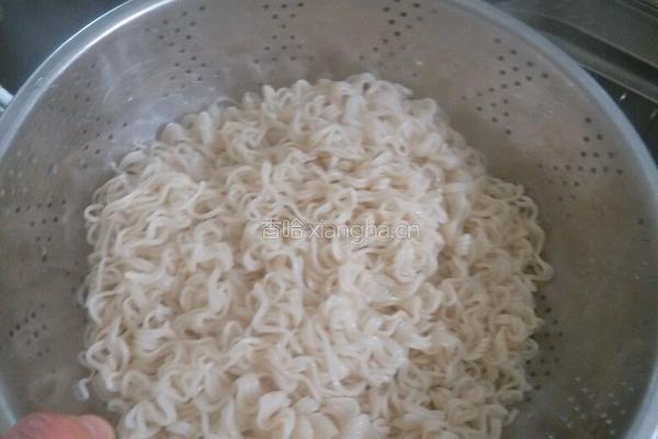 胡萝卜鸡蛋面的做法图解7