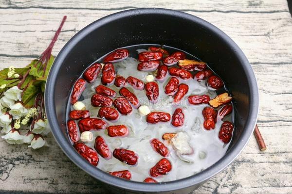 红枣银耳莲子粥的做法图解4
