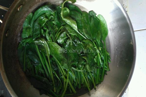 菠菜炒肉的做法图解1