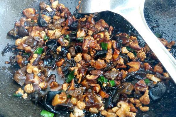 香菇肉丁打卤面的做法图解3
