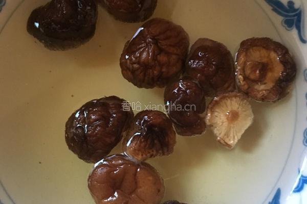 香菇炒菜花的做法图解1