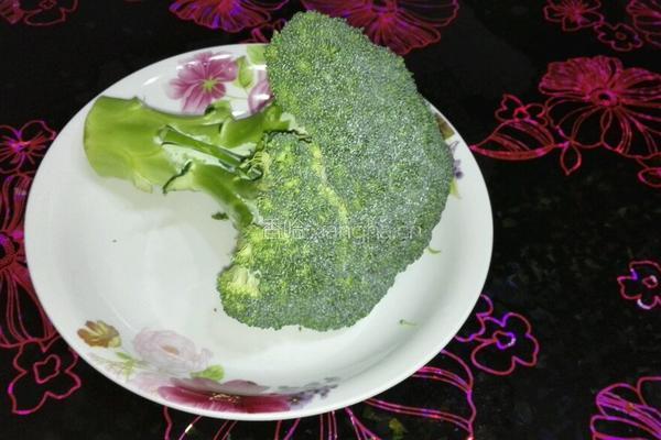 炝拌西兰花的做法图解1