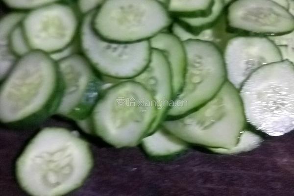 青瓜炒鱼片的做法图解1
