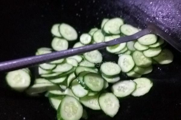 青瓜炒鱼片的做法图解2