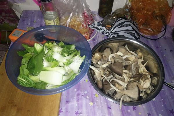 蘑菇炒油菜的做法图解1