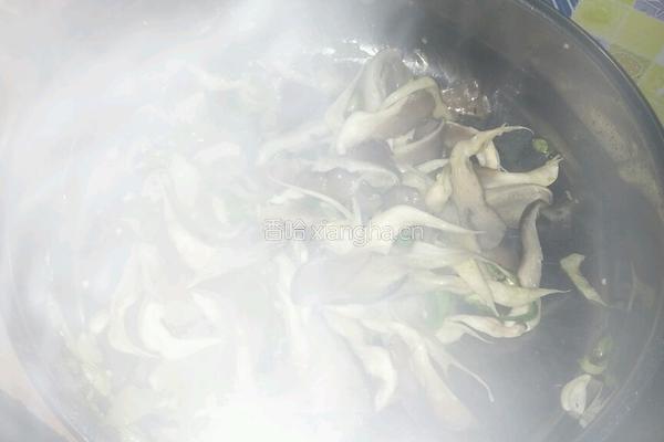 蘑菇炒油菜的做法图解2