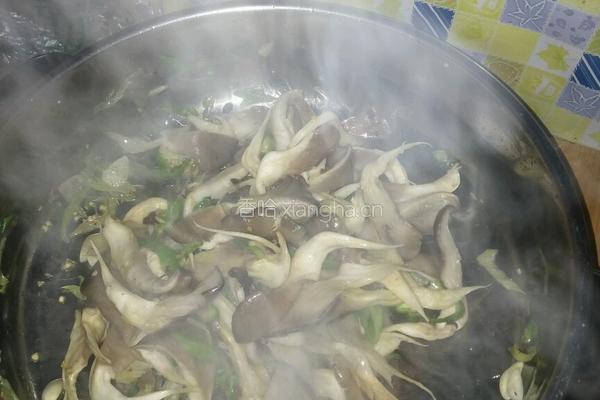 蘑菇炒油菜的做法图解3