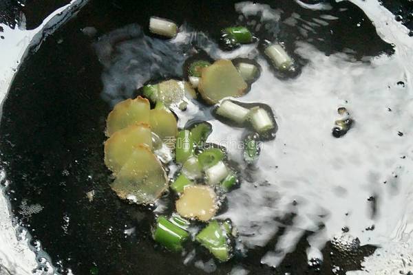 香菇炒芹菜的做法图解4