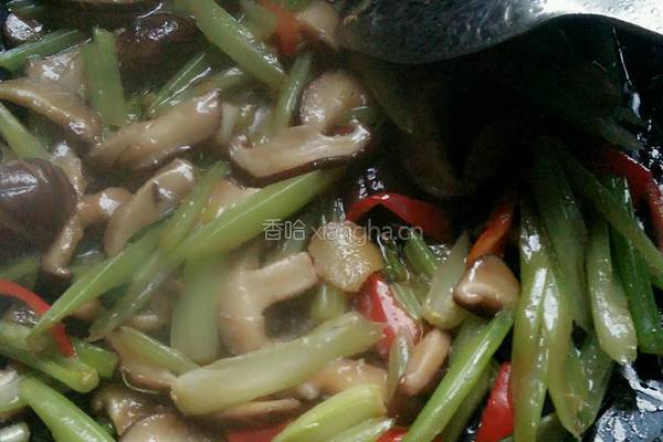 香菇炒芹菜的做法图解9
