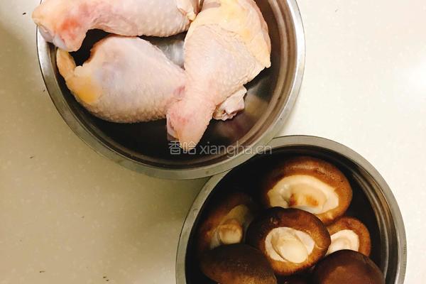 香菇蒸滑鸡的做法图解1