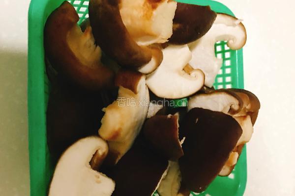 香菇蒸滑鸡的做法图解2