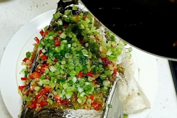 剁椒鱼头的做法图解11