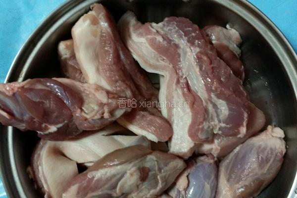 腌制五香腊肉的做法图解1