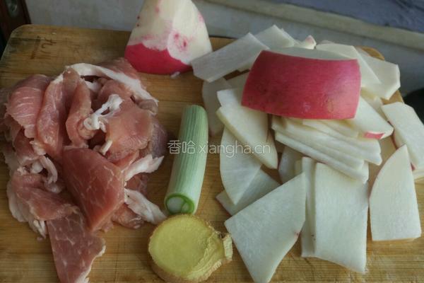 萝卜炖肉汤的做法图解1