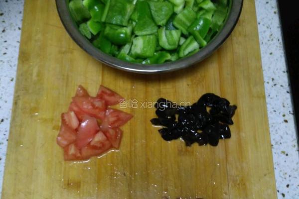 菜椒炒肉的做法图解1
