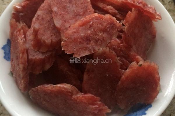 腊肠炒大葱的做法图解1