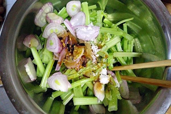 爽口芹菜花生拌的做法图解7