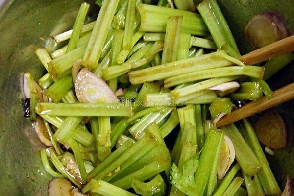 爽口芹菜花生拌的做法图解8