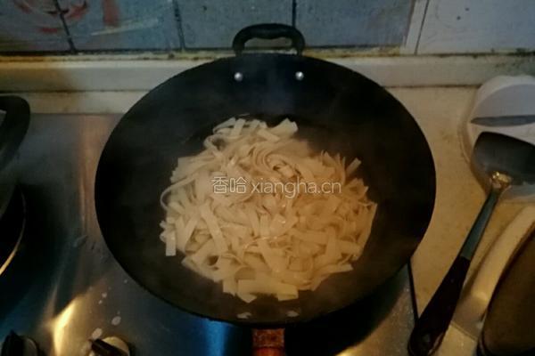 凉拌豆腐皮的做法图解2