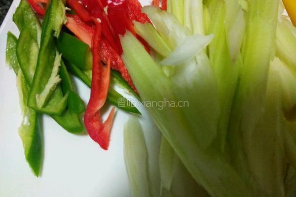 西芹炒鱿鱼的做法图解3