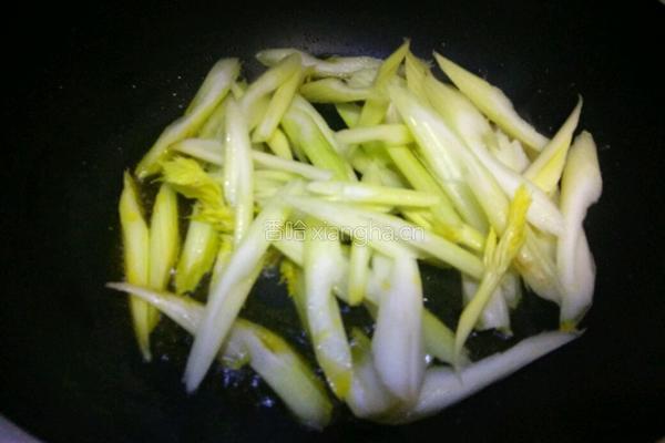 西芹炒鱿鱼的做法图解5